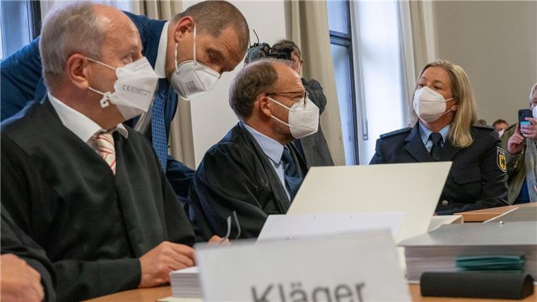 Pechsteins Justiz-Marathon geht weiter - Vergleich möglich Claudia Pechstein sitzt mit ihren Anwälten im Gerichtssaal.