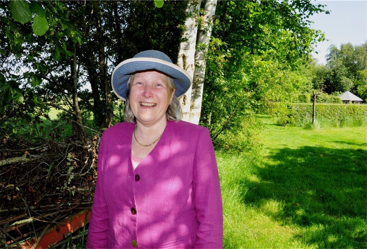 Im Gartenreich der kleinen Könige Claudia Peplau in ihrem Garten an der Friedeburgstraße in Atens. Das gesamte organische Material, das im Garten anfällt, wird entweder kompostiert oder zu Totholzhecken verarbeitet. In diesen Hecken brüten Rotkehlchen und Zaunkönige.