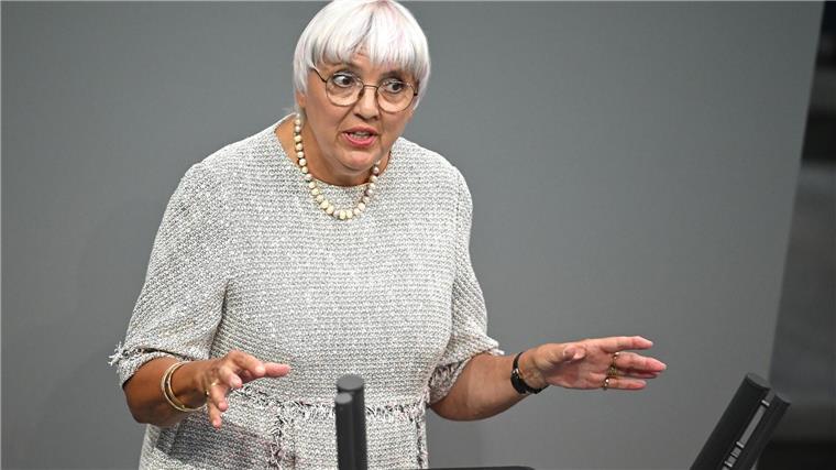 Claudia Roth (Bündnis 90/Die Grünen), Staatsministerin für Kultur und Medien, spricht in der Generaldebatte über den Haushalt 2025 im Bundestag. Sie ist auch für das neue Games-Stipendienprogramm zuständig.