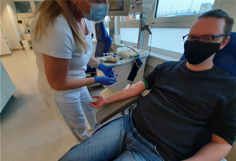 nord24-Redakteur kann Plasma spenden Claudia Schorer nimmt NORD|ERLESEN-Redakteur Klaas Tucholke Blut ab.