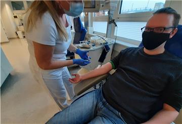 Claudia Schorer nimmt NORD|ERLESEN-Redakteur Klaas Tucholke Blut ab.