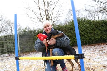 Claudia Schröder vom Tierasyl Heimatlos in Wittstedt kümmerte sich um Hund Rudi. Jetzt hat der Besitzer den jungen Vierbeiner abgeholt.