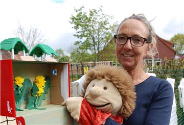 Claudia Taubert weiß, wie gut "Janosch" bei den Kita-Kindern in Sievern ankommt. Die Handpuppe tritt in Videos auf, die die Erzieherinnen tagtäglich für die Eltern und Kleinen produzieren.