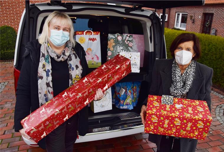 Kinderhilfe Butjadingen: Geschenke kommen diesmal mit dem Bulli Claudia Thaden (links) und ihre Schwiegermutter Christa Thaden haben diese Woche 16 Geschenke an Kinder aus hilfsbedürftigen Familien verteilt.