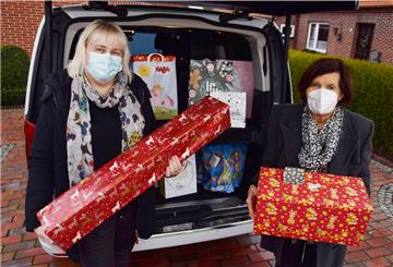 Claudia Thaden (links) und ihre Schwiegermutter Christa Thaden haben diese Woche 16 Geschenke an Kinder aus hilfsbedürftigen Familien verteilt.