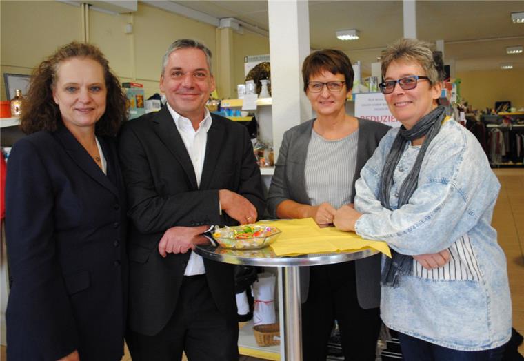 Claudia und Andreas Klimek haben jetzt das zehnjährige Bestehen das Hagener Bürgermarktes gefeiert. Mit dabei waren auch die Beraterinnen Gabriele Knabe vom Senioren- und Pflegestützpunkt des Landkreises Cuxhaven und Katharina Wolpert, die zu den Themen Schwerbehinderung und Hartz IV ehrenamtlich berät (von links).