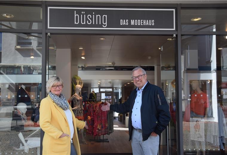 Claudia und Richard Büsing vom gleichnamigen Modehaus in der Nordenhamer Innenstadt freuen sich darauf, ihre Kundinnen und Kunden ab Montag wieder begrüßen zu dürfen. Sie werden zunächst nur das Erdgeschoss öffnen.