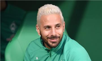 Werders Claudio Pizarro sitzt auf der Bank.