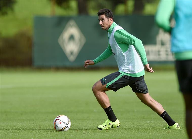 Pizarro trainiert wieder mit der Mannschaft Claudio Pizarro ist nach seiner Verletzung heute wieder ins Mannschaftstraining eingestiegen.