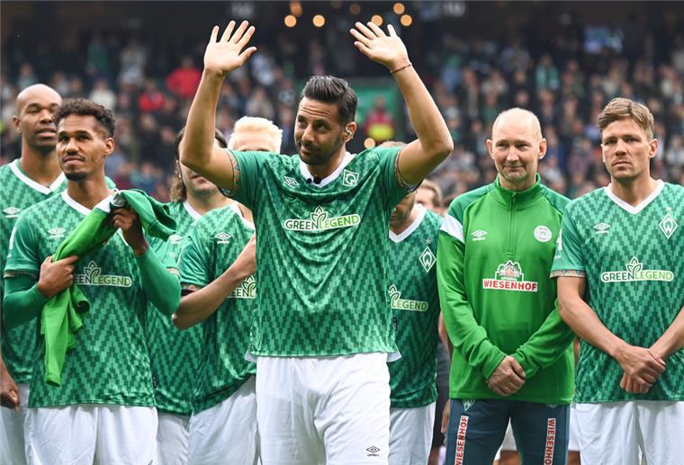 Pizarro verabschiedet sich mit vier Treffern Claudio Pizarro verabschiedet sich von den Fans.