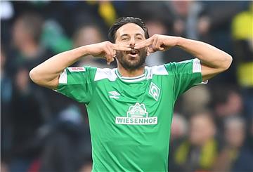 Claudio Pizarro wirbt künftig für den Pay-TV-Sender Sky.