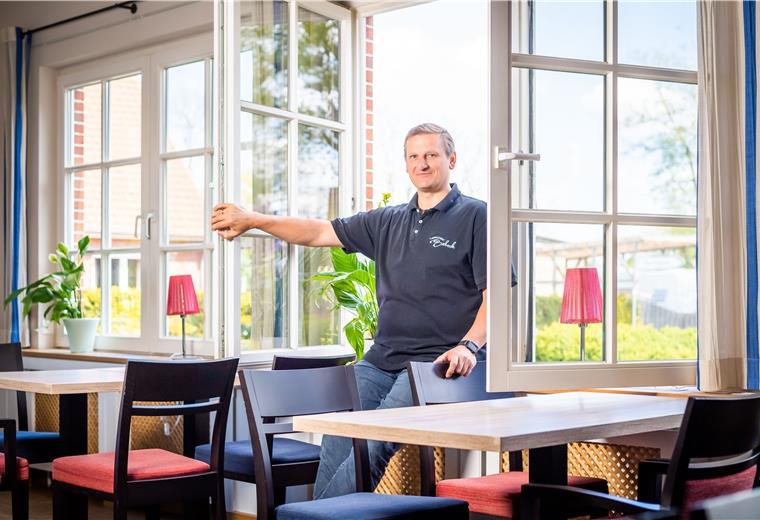 Gastronomen im Landkreis in den Startlöchern - Bremerhavener müssen warten Claus Seebeck bereitet sich darauf vor, seinen familiengeführten Landgasthof in Flögeln wieder zu öffnen.