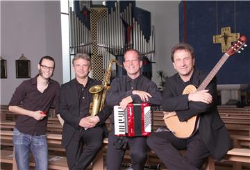 Clemens Bittlinger (rechts) und seine Musiker treten meistens in Kirchen auf.