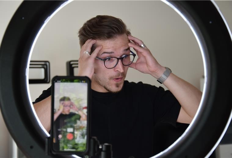 Clemens Jedebrock erobert TikTok im Sturm Clemens Brock hat bei Tik Tok schon über 180.000 Fans.