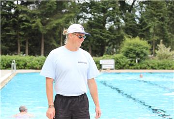 Clemens Giesecke sorgt für die Sicherheit der Badegäste. Doch seine Arbeit im Hepstedter Freibad findet unter besonderen Bedingungen statt.