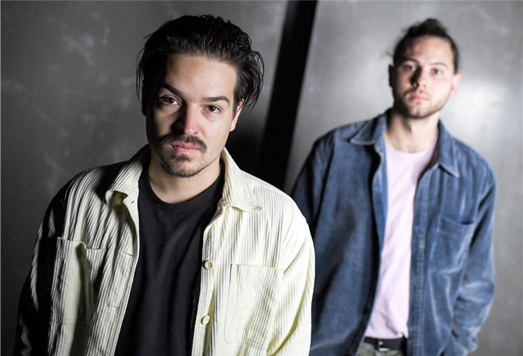 Party total beim „Watt en Schlick Festival“ Die Musiker Clemens Rehbein (l) und Philipp Dausch der Band Milky Chance, am Rande eines Interviews