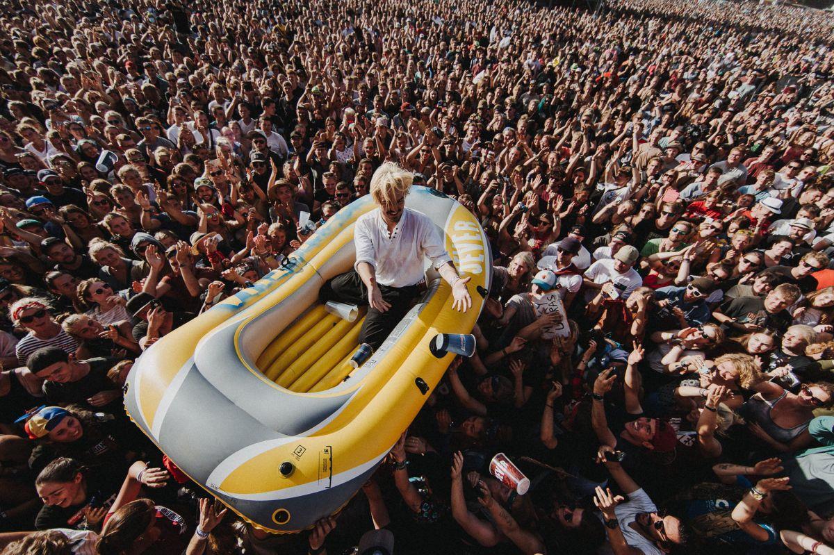 Deichbrand 2018: Festivalbesucher bechern für den guten Zweck Clemens Rehbein von Milky Chance sammelt auf dem Deichbrand Pfandbecher im Schlauchboot.