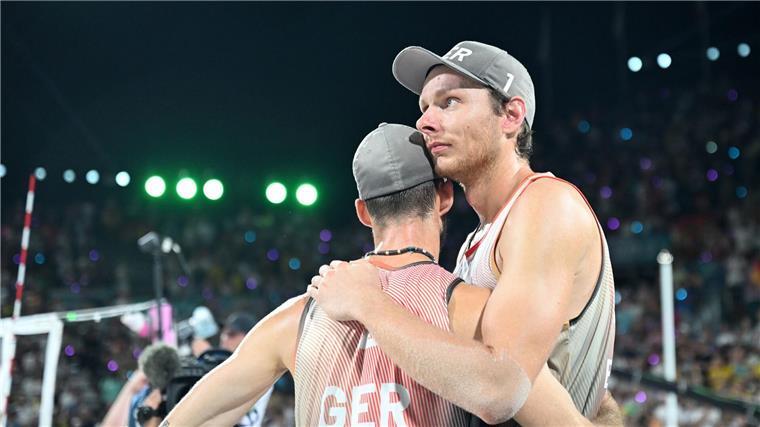 Schweden zu stark: Beach-Duo Ehlers/Wickler holt Silber Clemens Wickler (l) und Nils Ehlers zeigten sich enttäuscht über ihren Auftritt im Finale.