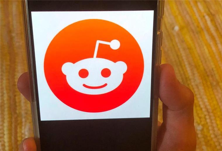 Reddit-Geheimtipps: Diese Tools und Tricks lohnen sich wirklich zum Sparen Ein Handy mit dem Symbol von Reddit