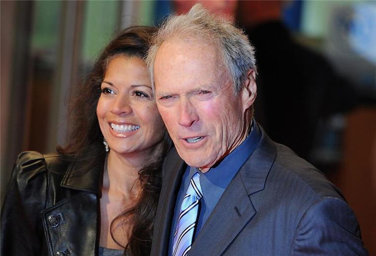 Rastlose Legende - Clint Eastwood wird 95 Clint Eastwood 2010 mit seiner damaligen Ehefrau Dina. Er ging zwei Ehen ein, beide wurden geschieden. (Archivfoto)