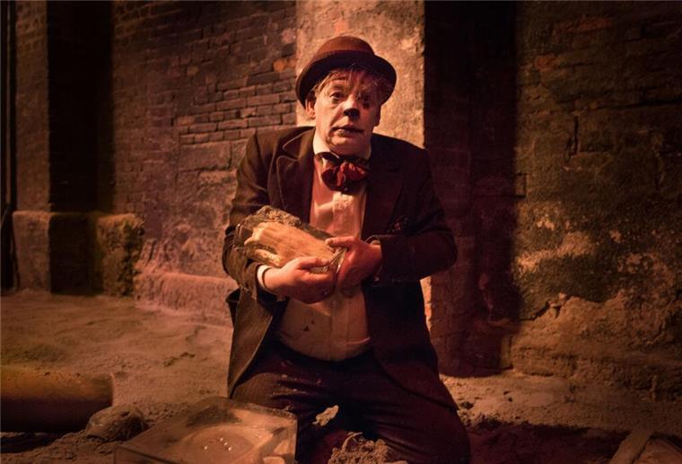 Clown Charly (Ben Becker) kann die Menschen nicht mehr zum Lachen bringen - daher soll eine Serienmörderin ihn umbringen.
