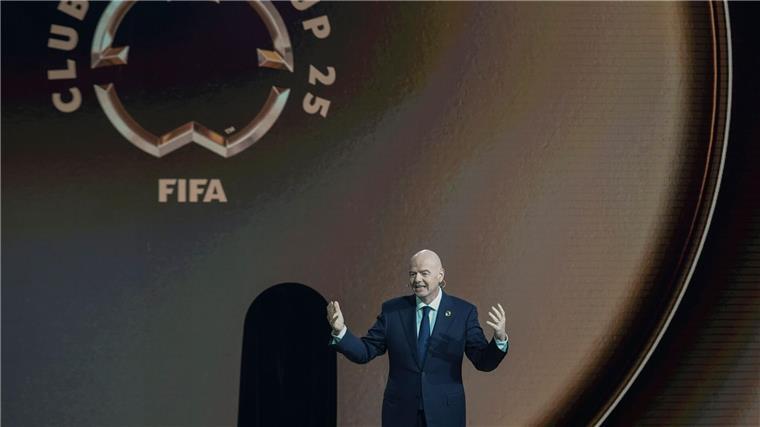 Das ändert sich im Sportjahr 2025 Club-WM: FIFA-Präsident Gianni Infantino spricht während der Auslosung für das Großevent.