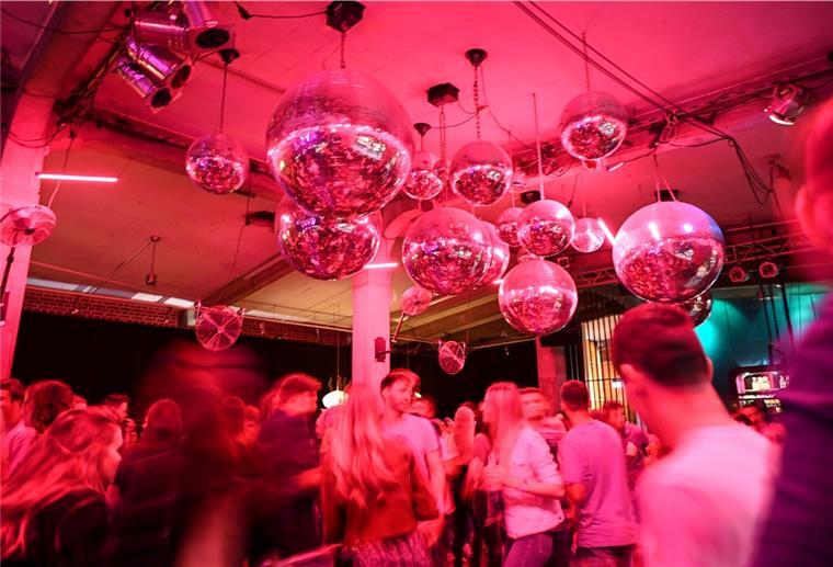 Niedersachsen: Gericht kippt Schließung von Discos bei Inzidenz über 10 Clubs in Niedersachsen dürfen geöffnet bleiben.