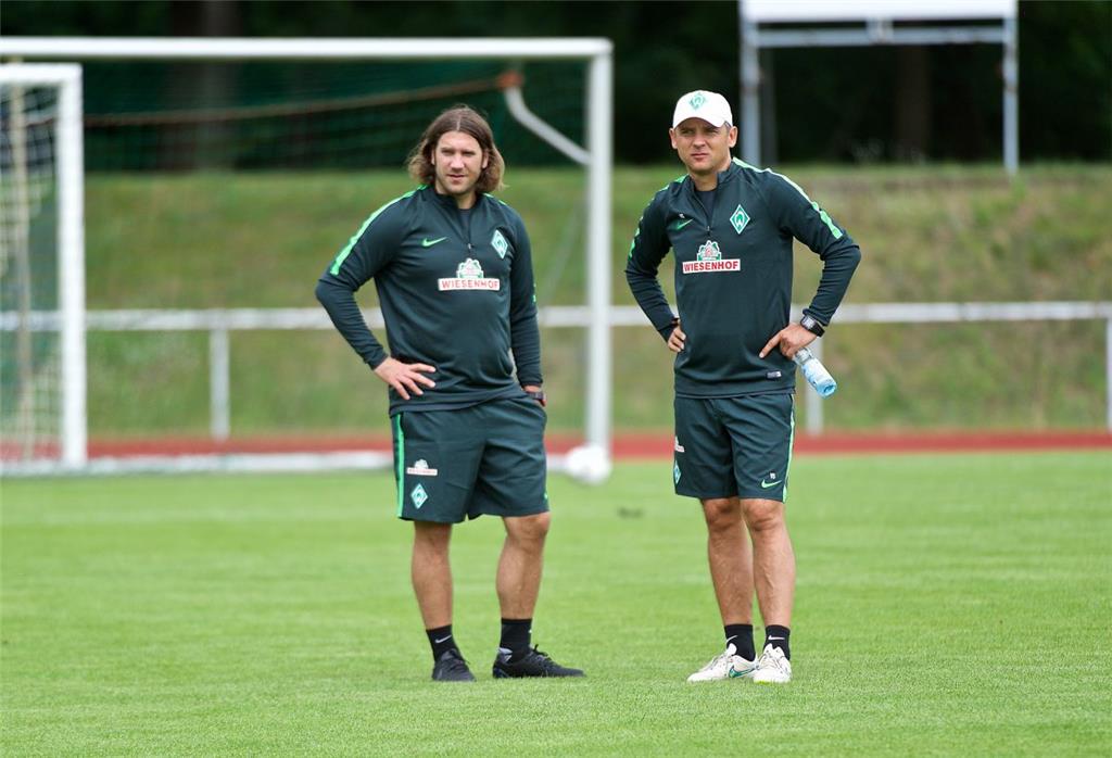 Co-Trainer Torsten Frings (links) und sein Chef Viktor Skripnik besprechen eine ...