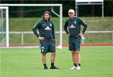 Co-Trainer Torsten Frings (links) und sein Chef Viktor Skripnik besprechen eine ...