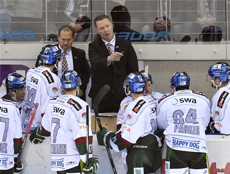 Co-Trainer Tray Tuomie (hinten links) sieht  sich als Bindeglied zwischen "Chef" Mike Stewart und der Mannschaft.