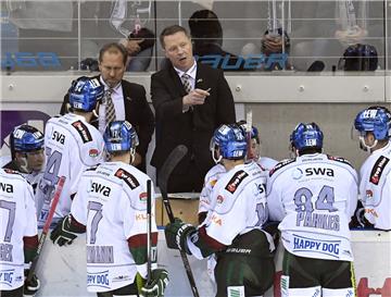 Co-Trainer Tray Tuomie (hinten links) sieht  sich als Bindeglied zwischen "Chef" Mike Stewart und der Mannschaft.
