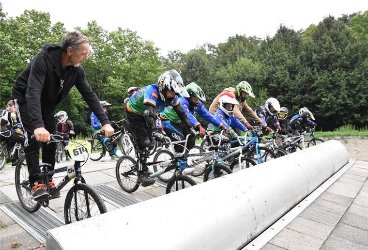Fahrrad fahren - nur ganz anders Coach Frank Sulzbach (links) achtet darauf, dass seine Schützlinge gut vorbereitet sind, bevor sie in den Parcours hinabbrausen.