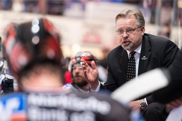 Ab zum Heimspiel gegen die Iserlohn Roosters Coach Jari Pasanen muss mit seinen Iserlohn Roosters am Sonntag in Bremerhaven antreten.