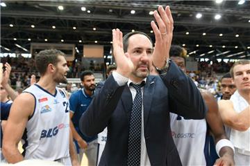 Coach Sebastian Machowski ist mit den Eisbären Bremerhaven siegreich in die BBL gestartet.
