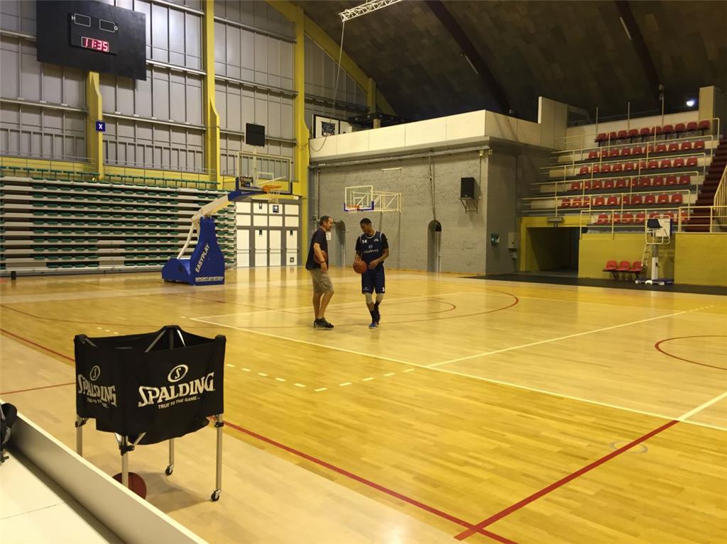 Coach Sebastian Machowski (links) und Ivan Elliott im Einzelgespräch.