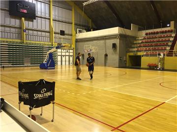 Coach Sebastian Machowski (links) und Ivan Elliott im Einzelgespräch.
