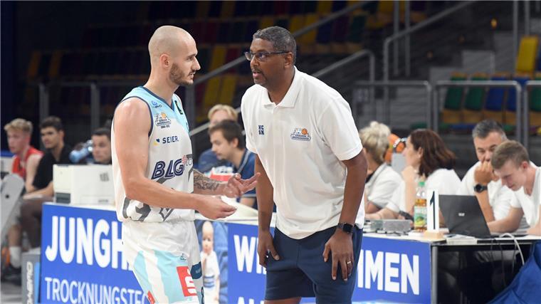Die Eisbären müssen in der Pause an vielen Schrauben drehen Coach Steven Key im Gespräch mit Spielmacher Simon Krajcovic. Die Neuzugänge der Eisbären konnten nicht durchgehend überzeugen.