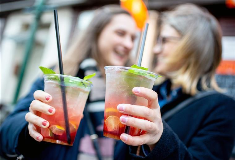 DJs sorgen für Stimmung in Butjadingen Cocktails gibt‘s auch.