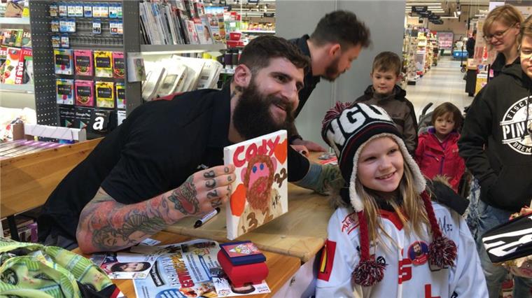 Neuer Fanshop im E-Center Rotersand wird bald eröffnet Cody Lampl macht ein Selfie mit einem kleinen Fan.