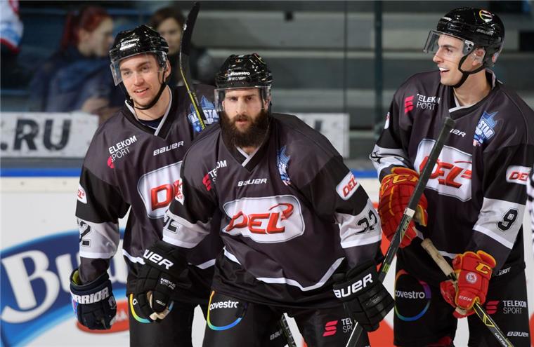 Cody Lampl hat beim All-Star-Cup seinen Spaß Cody Lampl (Mitte, hier mit Sven Ziegler und Maximilian Kammerer) erzielte beim All-Star-Cup zwei Tore für die DEL-Auswahl.
