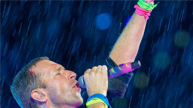 Lichtermeer und Sommerregen - Coldplay spielt in Düsseldorf Coldplay-Sänger Chris Martin trotzt dem Regen.