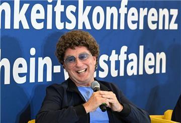 Comedian Atze Schröder spricht über seine Erfahrungen in Madrid.