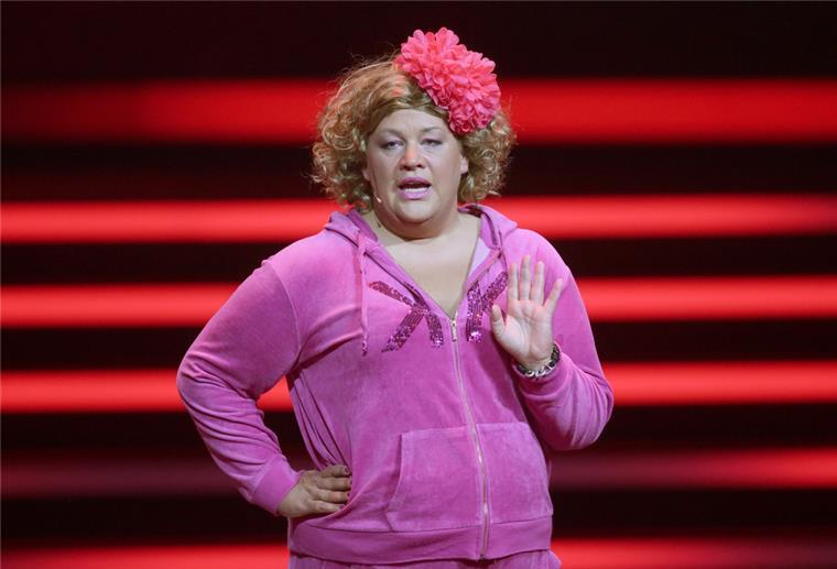 Comedian Cindy aus Marzahn steht am 14.11.2013 bei der 65. Bambi-Verleihung im Stage-Theater am Potsdamer Platz in Berlin auf der Bühne.