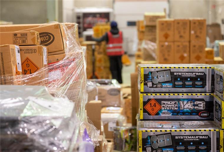 500 Container voller Feuerwerk: So rüstet sich Comet für Silvester Zahlreiche Feuerwerksverpackungen sind übereinander gestapelt.
