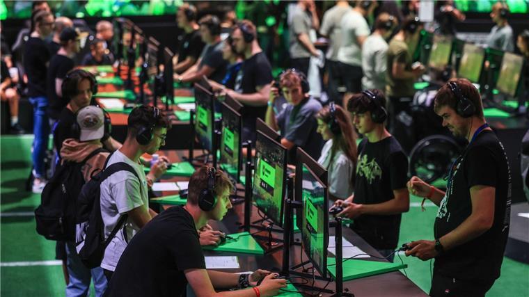 Reform der Gamesförderung: Bundesländer äußern Kritik Computerspieler probieren bei der Gamescom Spiele aus.