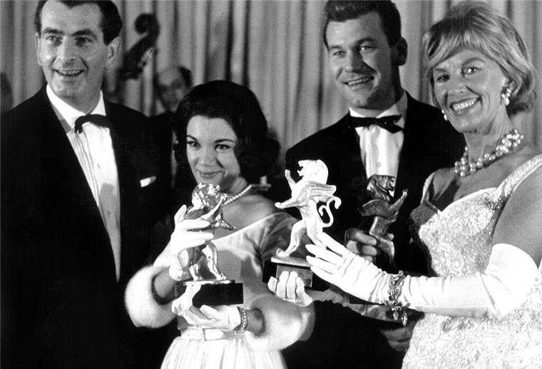 „Mein Humor hat mich gerettet“: Connie Francis wird 85 Connie Francis (2.v.l.) wurde 1961 für ihren Hit „Die Liebe ist ein seltsames Spiel“ mit dem Goldenen Löwen von Radio Luxemburg ausgezeichnet.