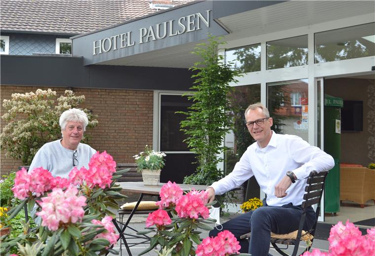 Zevener Hotel ist an Solidaritätsaktion beteiligt Conrad Bölicke (links) und Ralph Paulsen sind seit Jahren Geschäftspartner und einander freundschaftlich verbunden. Auch in der Corona-Krise stehen sie sich zur Seite – und anderen.