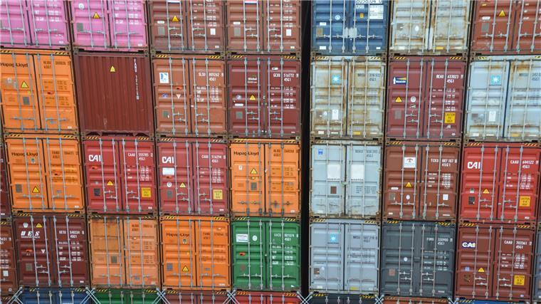 Wenn Frachter Ladung verlieren: Die schwierige Suche nach verlorenen Containern Container auf der „Hamburg Express“ von Hapag-Lloyd. Die Reederei ist ein Partner im ConTAD-Projekt, das ein Tracking-System für über Bord gegangene Container entwickelt. Hierfür müssen alle Container mit den Alarm- und Ortungs-Trackern ausgestattet werden.
