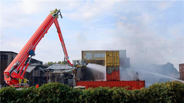 Container für Container mussten die Feuerwehrleute öffnen und ablöschen, damit keine neuen Brandherde entstehen. 