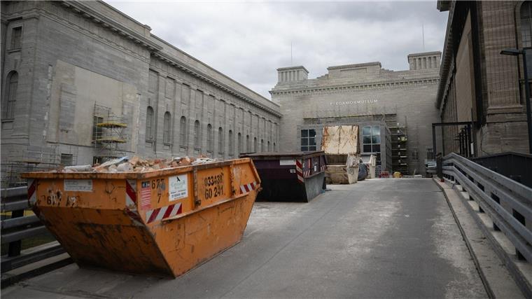 Parzinger: „Wir vermissen das Pergamonmuseum“ Container mit Bauschutt stehen am Pergamonmuseum in Berlin: Die Sanierungsarbeiten laufen.